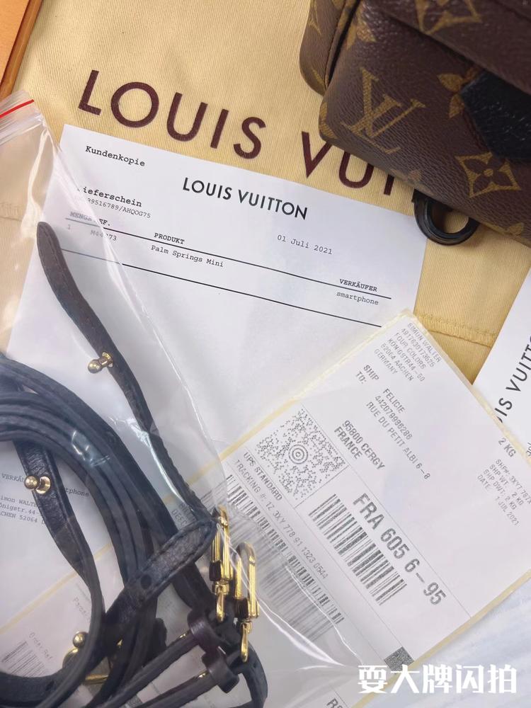 Louis Vuitton路易威登 大全套老花mini新款拉链双肩背包芯片款 LV大全套老花mini新款拉链双肩背包芯片款，超能装的小书包，不仅颜值高还非常实用耐造，多种背法凹造型神器，附件如图有票好价带走啦